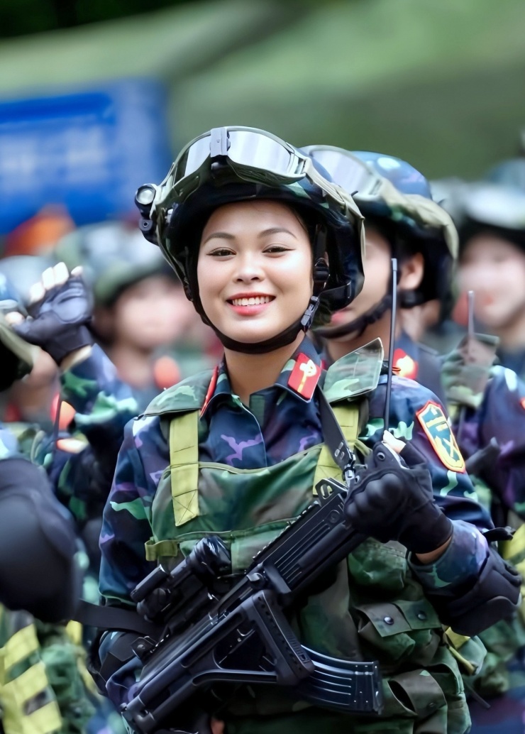 Thiếu úy quân nhân chuyên nghiệp Trần Thanh Thảo trong bộ quân phục của Khối nữ chiến sĩ Biệt động khi tham gia tổng hợp luyện diễu binh ở Quảng trường Ba Đình.