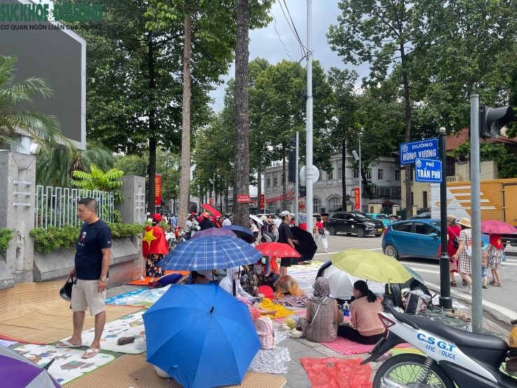 Dầm mưa dãi nắng giữ chỗ sớm 2 ngày để xem diễu binh 2/9 - 1