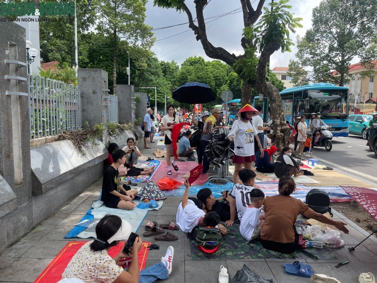 Ngày 31/8, trên các tuyến phố Hùng Vương, Trần Phú, Nguyễn Thái Học đã rất đông người dân trải bạt, dựng ô, mang theo đồ ăn, nước uống để giữ chỗ.