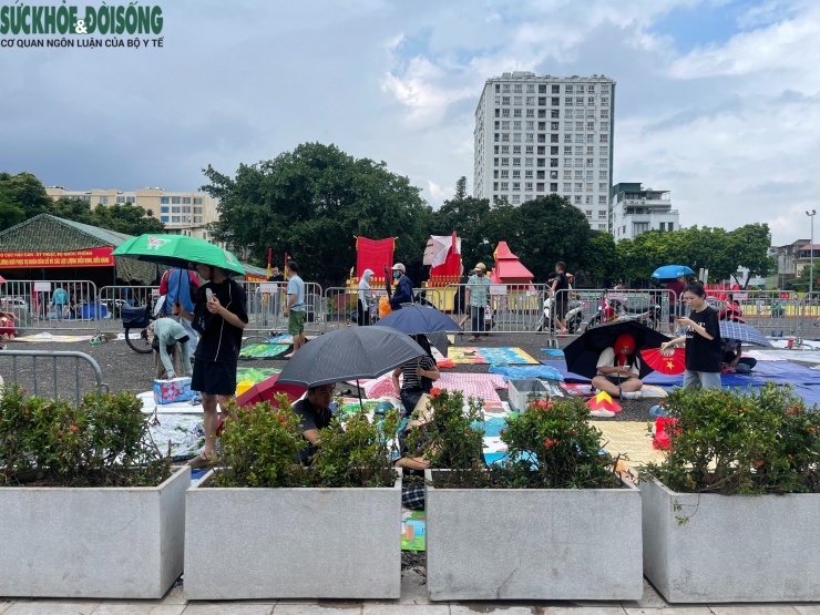 Dầm mưa dãi nắng giữ chỗ sớm 2 ngày để xem diễu binh 2/9 - 3