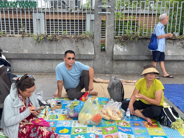 Nhiều gia đình mang theo đồ ăn sẵn, xác định "ăn ngủ ngoài đường" để có được vị trí thuận lợi nhất.