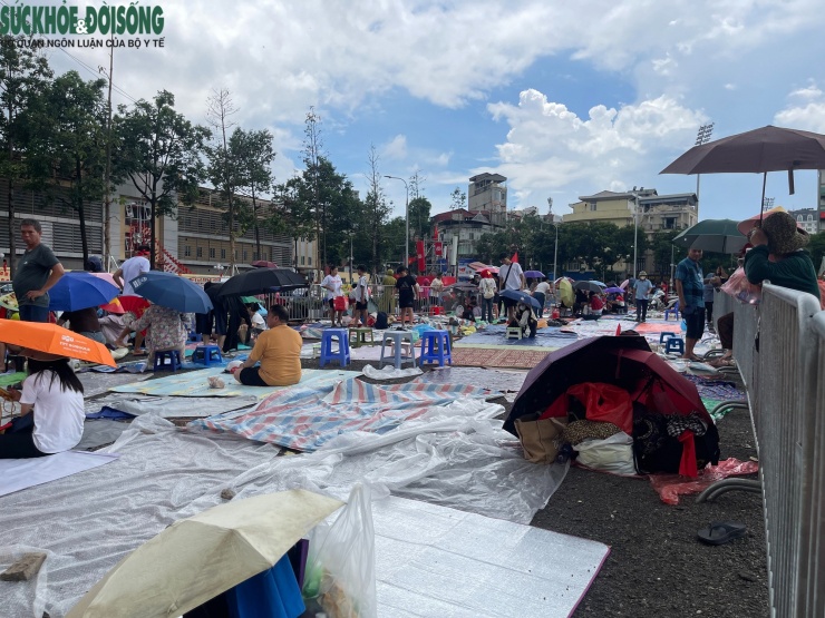 Dầm mưa dãi nắng giữ chỗ sớm 2 ngày để xem diễu binh 2/9 - 5