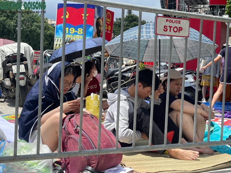 Nhóm bạn trẻ thay phiên nhau giữ "vị trí vàng" ngay ngã tư Hùng Vương - Trần Phú.