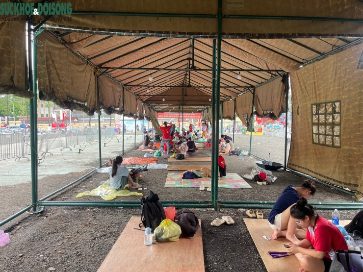 Bên trong nhà bạt dã chiến ngày 31/8.