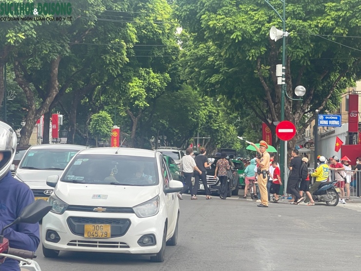 Lực lượng chức năng được bố trí để phân luồng giao thông và giữ trật tự.