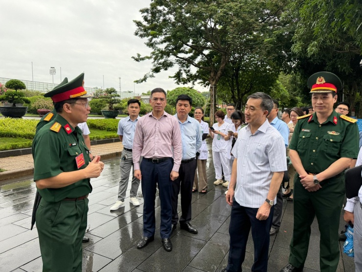 Thứ trưởng Trần Văn Thuấn nghe Đại tá Lê Văn Đông - Phó Cục trưởng Cục Quân y (Bộ Quốc phòng) báo cáo công tác y tế đảm nhiệm sự kiện A80 của lực lượng quân y.