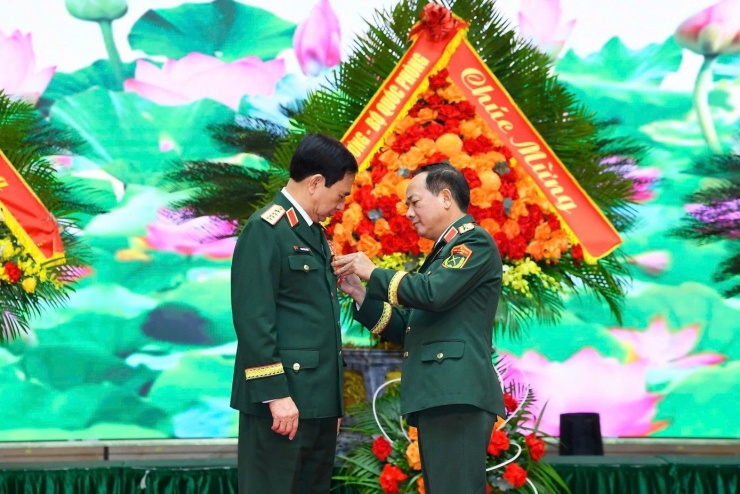 Thừa ủy quyền của Chủ tịch nước, Đại tướng Trịnh Văn Quyết - Chủ nhiệm Tổng cục Chính trị Quân đội nhân dân Việt Nam, trao Huân chương Quân công hạng Nhất tặng Đại tướng Phan Văn Giang.