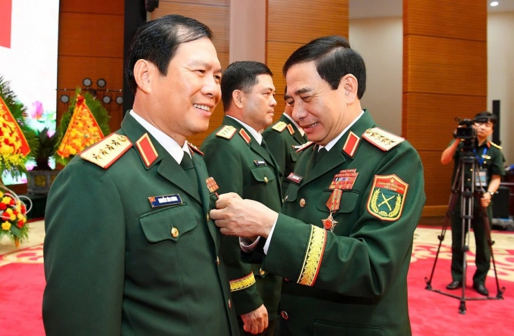 Thừa ủy quyền của Chủ tịch nước, Đại tướng Phan Văn Giang trao Huân chương Quân công hạng Nhất và hạng Nhì tặng các lãnh đạo Bộ Quốc phòng.