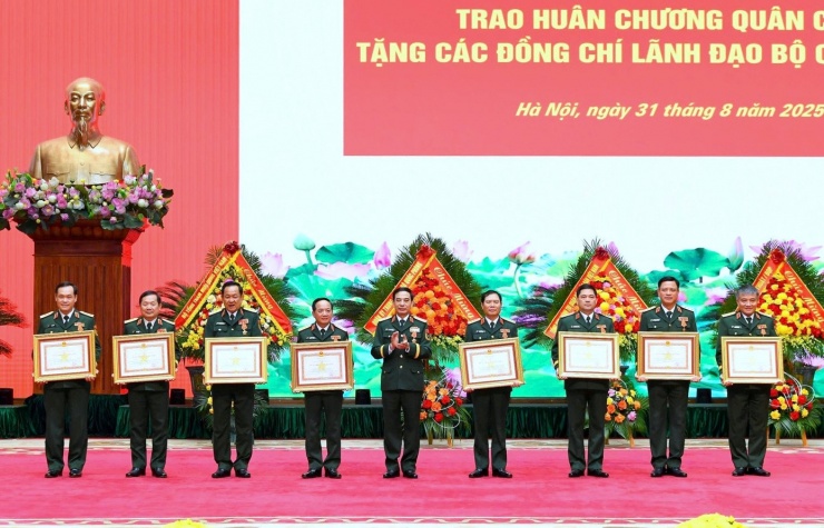 Trao Huân chương Quân công tặng Đại tướng Phan Văn Giang và lãnh đạo Bộ Quốc phòng - 9
