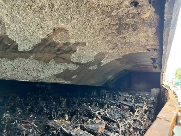 Vụ cháy khiến lớp bê tông bên ngoài dưới gầm cầu Vĩnh Tuy bị bong tróc do đám cháy gây ra. Ảnh CTV