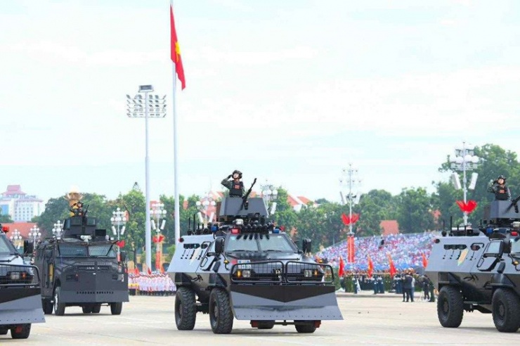 Ngân Hà (ở giữa) tại buổi tổng duyệt diễu binh 