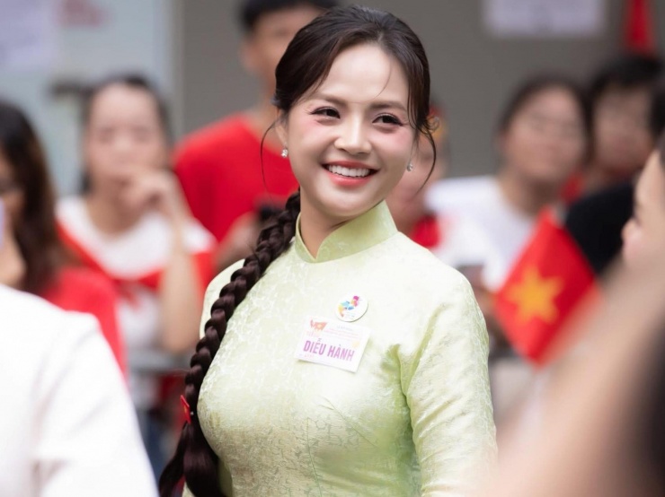 Diễn viên Thu Quỳnh hãnh diện khi được tham gia diễu hành mừng Quốc khánh. 