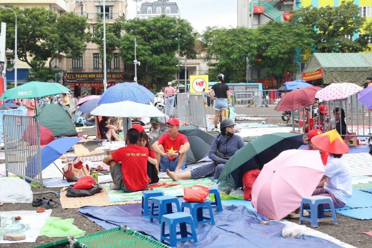 Một số người dân trải bạt giữ chỗ gây mất mỹ quan.