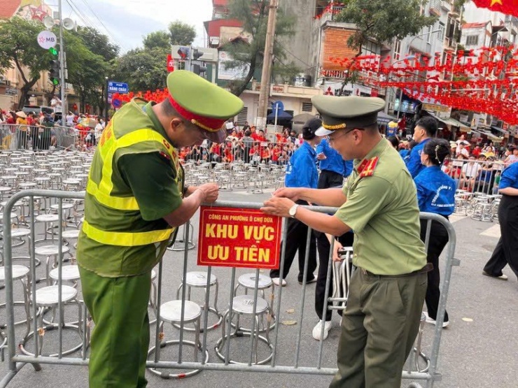 Lực lượng chức năng gắn biển khu vực ưu tiên xem diễu binh, diễu hành.