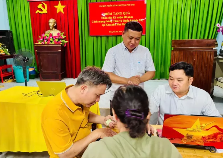 Người dân TP.HCM, Nghệ An hồ hởi đến nhận quà ngày Quốc khánh trong đêm - 1