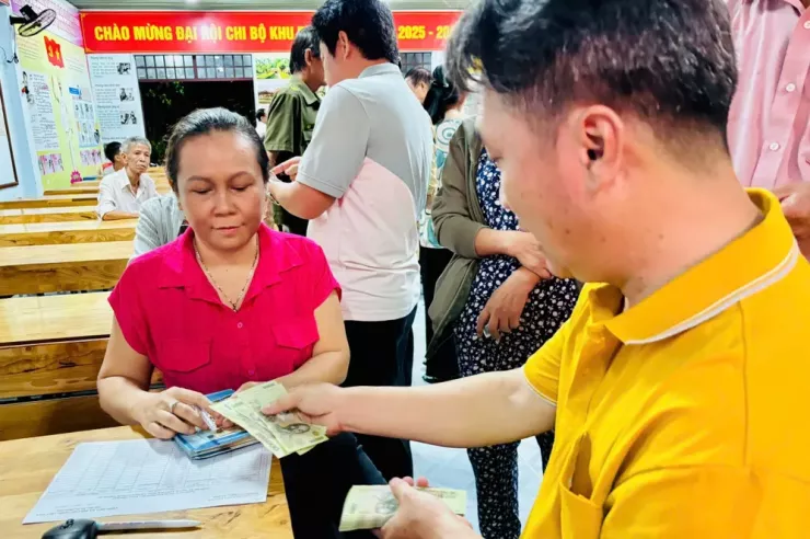 Chính quyền phường Phú Lợi phát quà cho người dân. Ảnh: LA