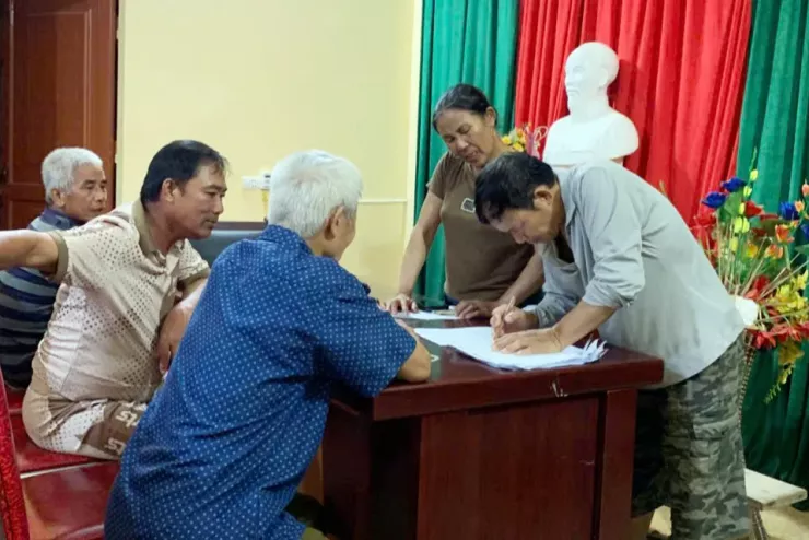 Người dân TP.HCM, Nghệ An hồ hởi đến nhận quà ngày Quốc khánh trong đêm - 3