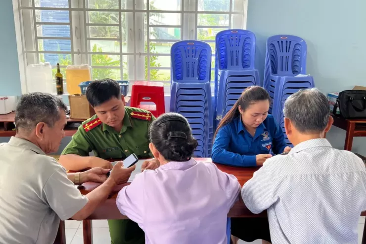 Cán bộ phường Chánh Hiệp, TP.HCM hướng dẫn người dân tích hợp tài khoản ngân hàng vào tài khoản VNeID vào sáng 31-8. Ảnh: LÊ ÁNH