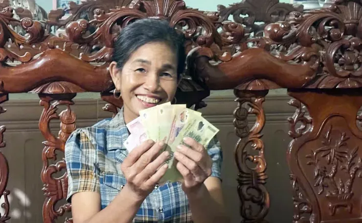 Người dân TP.HCM, Nghệ An hồ hởi đến nhận quà ngày Quốc khánh trong đêm - 5