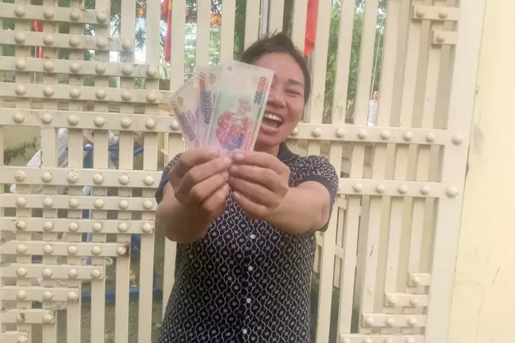 Người dân tại xã Vân Tụ vui mừng khi được nhận quà. Ảnh: Hiền Nhi