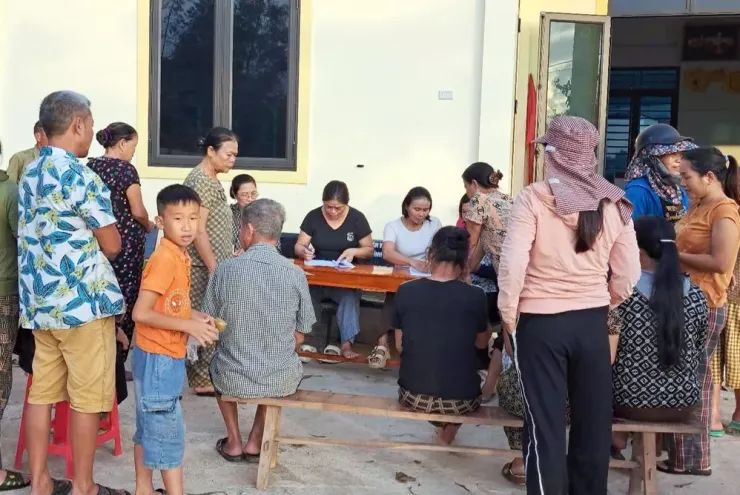 Người dân xóm Chùa Thàng nhận quà 100 ngàn đồng vào chiều và tối 31-8. Ảnh: Hiền Nhi