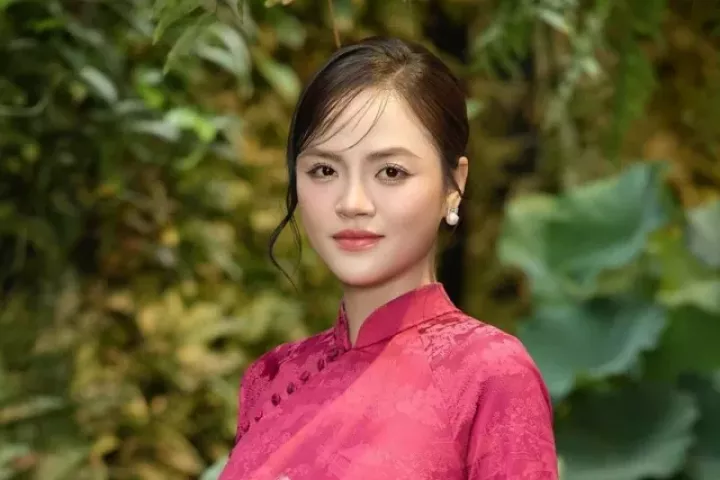 Thu Quỳnh tham gia diễu hành A80 gây chú ý bởi nhan sắc, xuất thân đặc biệt