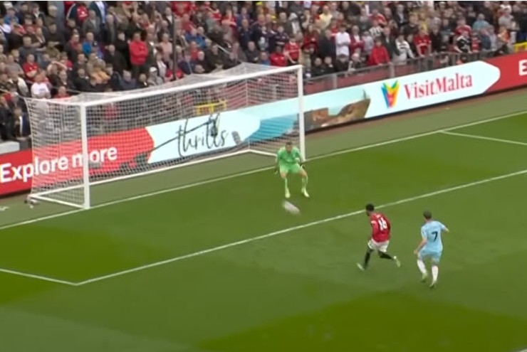 Không ai hiểu vì sao Diallo có thể sút ra ngoài trong tình huống này