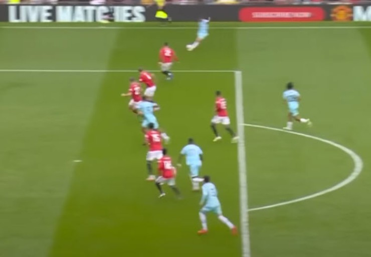 Evanilson đứng giữa 6 cầu thủ MU nhưng vẫn có thể ghi bàn