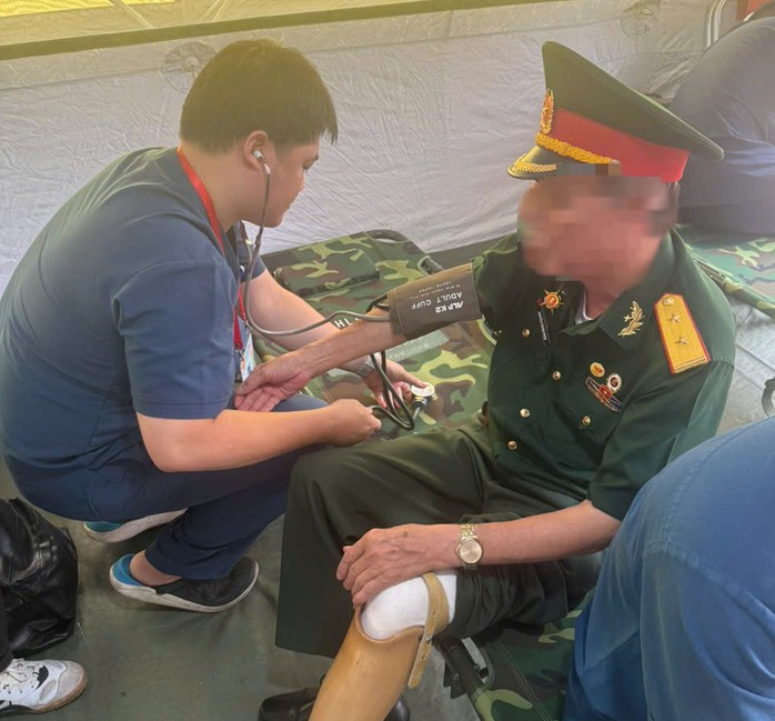 Một trường hợp được hỗ trợ y tế trong buổi tổng duyệt sự kiện A80. Ảnh: Bộ Y tế