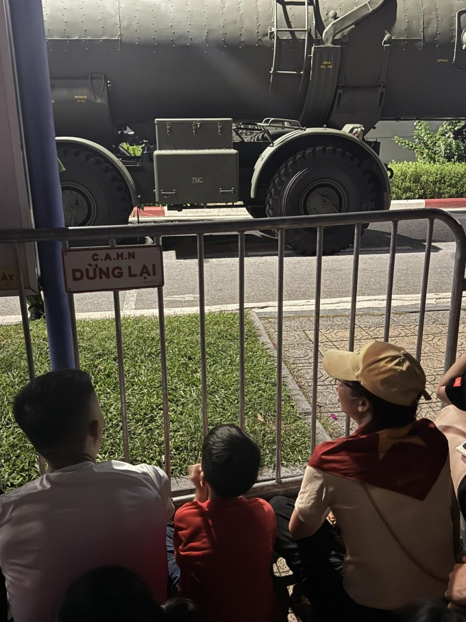 Trong khi bố mẹ ngồi từ xa, Minh Đức (giữa) được ngồi hàng đầu, giữa hai người lạ xem sơ duyệt, hôm 27/8. Ảnh nhân vật cung cấp