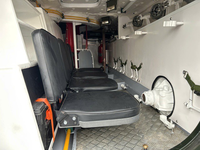 Xe được thiết kế hai hàng ghế ngồi cho lính bộ binh, mỗi bên 4 ghế