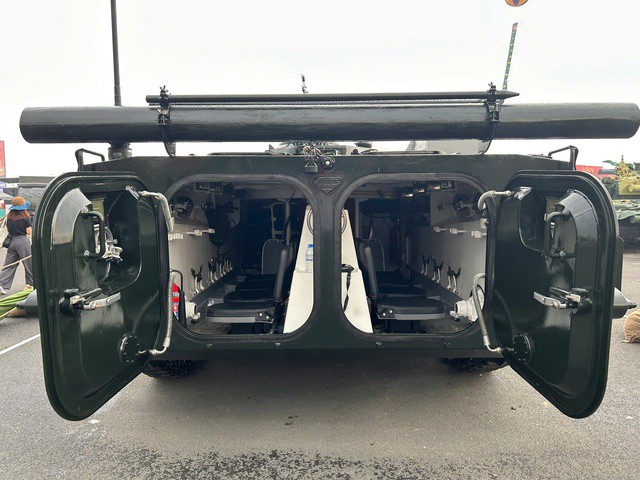 Cửa ra vào chính nằm phía sau, cho phép bộ binh đổ quân an toàn trong điều kiện chiến đấu.