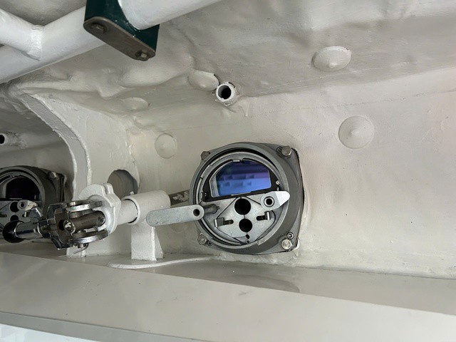 Vị trí ngắm bắn từ bên trong xe được thiết kế phía trước 8 ghế ngồi