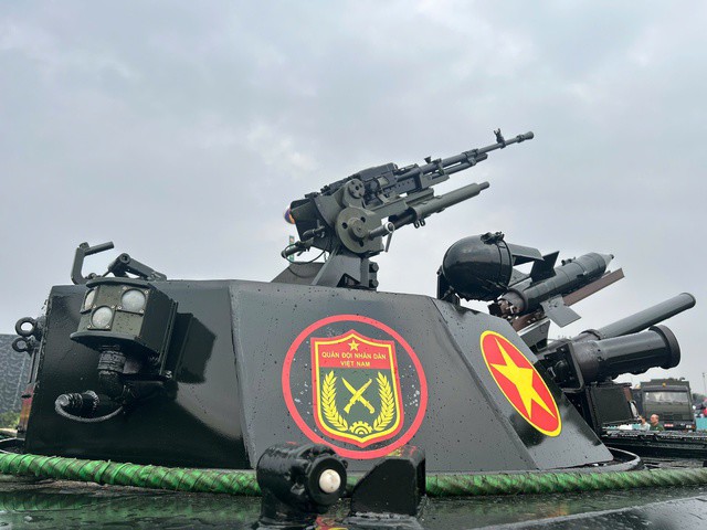 Hỏa lực của xe gồm pháo 73 mm với 40 viên đạn, súng máy đồng trục 7,62 mm với 2.000 viên và súng máy 12,7 mm bố trí trên nóc tháp pháo với 200 viên đạn.