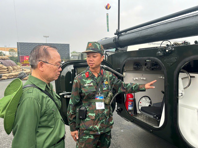 Cán bộ tại khu trưng bày giới thiệu xe chiến đấu bộ binh cho khách tham quan