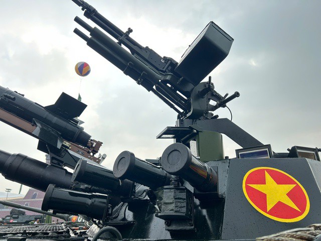 Ngoài ra, xe còn có bệ phóng gắn cố định cho 4 tên lửa chống tăng B72.