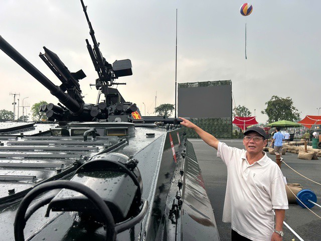 Khách tham quan hào hứng với xe chiến đấu bộ binh XCB-01 do Việt Nam nghiên cứu và sản xuất