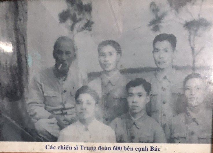 Chiến sĩ Lê Bình (ngoài cùng bên phải, hàng phía sau) chụp ảnh kỷ niệm cùng Bác Hồ. Ảnh: Gia đình cung cấp