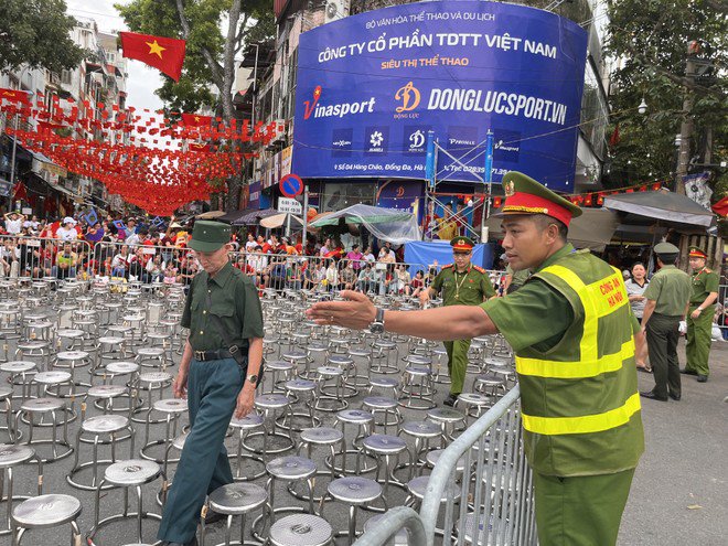 Cán bộ chiến sỹ Công an phường Ô Chợ Dừa hướng dẫn các bác vào khu vực ưu tiên