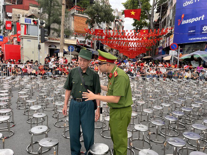 Công an phường Ô Chợ Dừa chuẩn bị hàng trăm ghế ngồi ở vị trí ưu tiên dành cho các cựu chiến binh, người có công