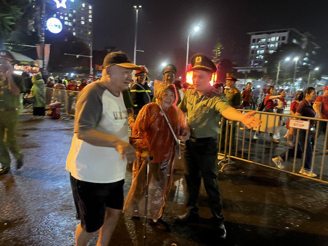 Hỉnh ảnh đẹp của Công an Thủ đô hỗ trợ, giúp đỡ nhân dân