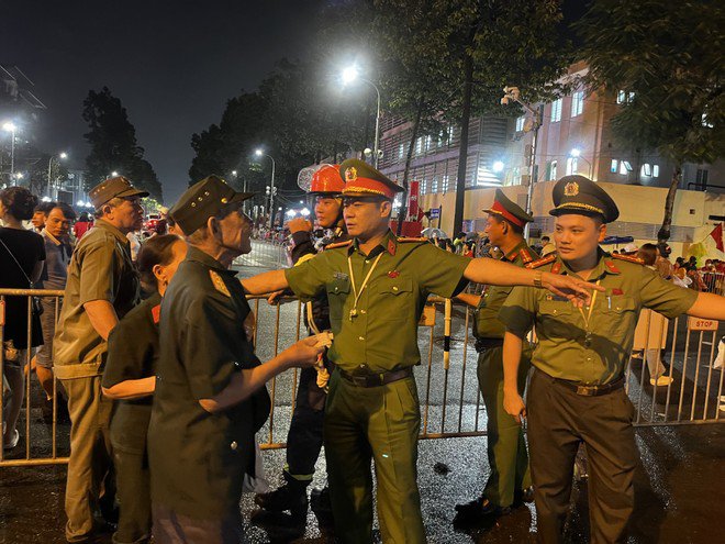 Các cựu binh được cán bộ chiến sỹ hướng dẫn tận tình