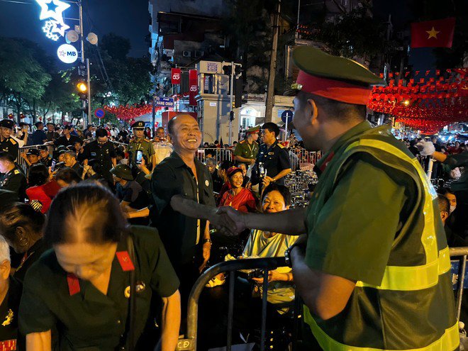 Cái bắt tay cảm ơn của 2 thế hệ người lính!