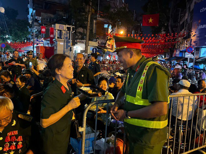 Công an phường Ô Chợ Dừa gửi tặng các cựu binh những suất cơm tối, xôi sáng