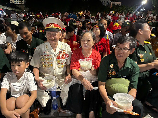 Những suất cháo nóng gửi tặng các bác, những người đã hy sinh tuổi trẻ vì đất nước, vì dân tộc