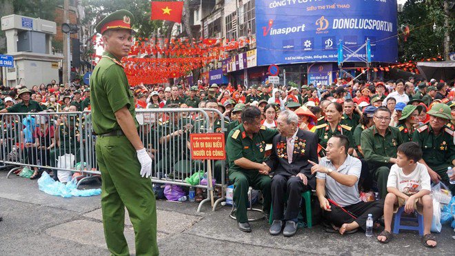 Cựu binh 98 tuổi, cụ Lê Bình được đồng chí, đồng đội quan tâm, động viên sức khỏe