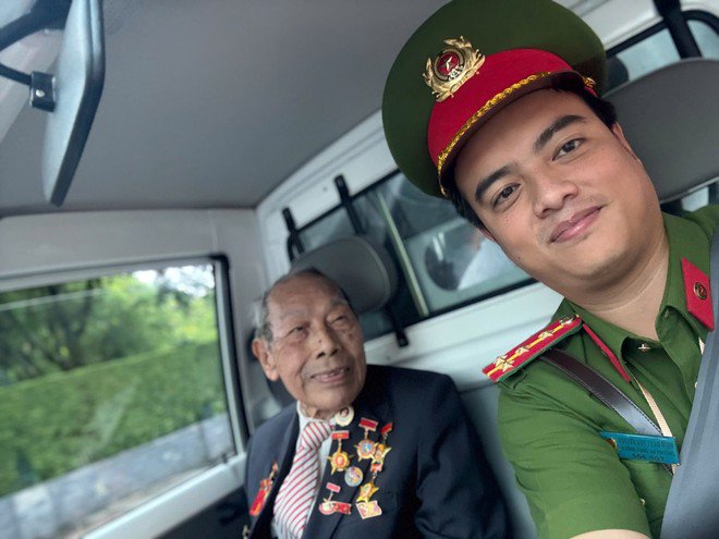 Đại úy Nguyễn Duy Tuấn Minh chở "vị khách thật đặc biệt"- một cựu binh 98 tuổi về dự chương trình Tổng duyệt sự kiện A80