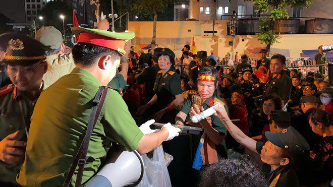 Những món quà nhỏ, ấm áp của cán bộ chiến sỹ Công an phường Ô Chợ Dừa