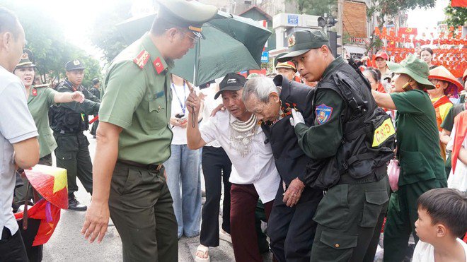 Đại tá Nguyễn Thành Long, Phó Giám đốc CATP Hà Nội và cán bộ chiến sỹ hỗ trợ đưa cựu chiến binh 98 tuổi về nhà an toàn