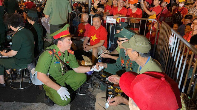 Đại úy Nguyễn Duy Tuấn Minh - Trưởng Công an phường Ô Chợ Dừa cùng đồng đội gặp gỡ, động viên sức khỏe, gửi tặng cơm cho các cựu chiến binh